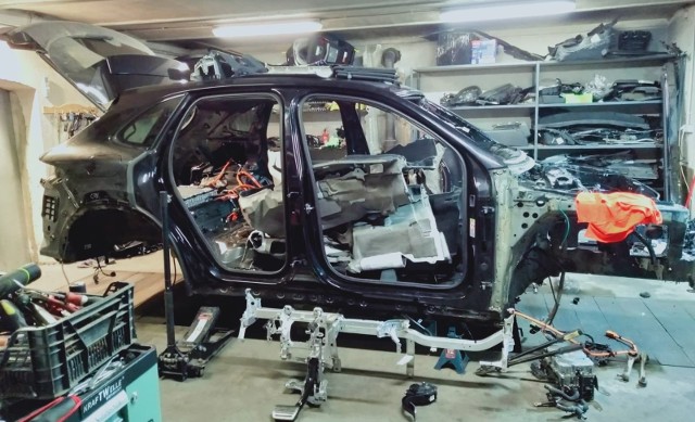 Skradzione Porsche Cayenne Turbo S E-Hybrid odnaleziono rozebrane w dziupli pod Zieloną Górą. ZOBACZ ZDJĘCIA >>>