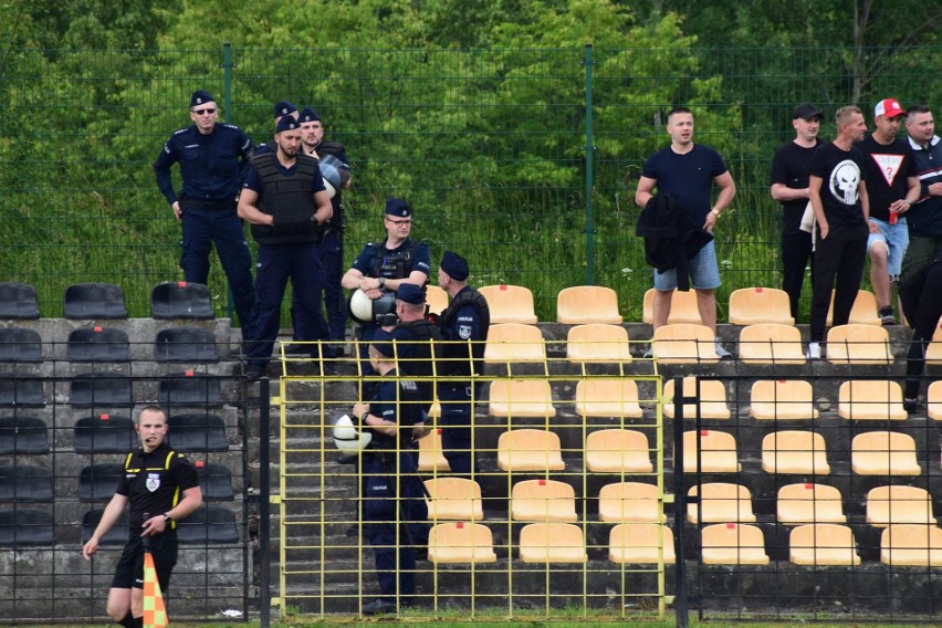 Policja pilnowała bezpieczeństwa na meczu Czarnych Połaniec...