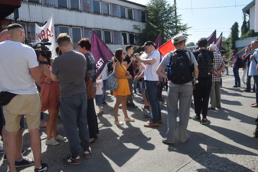 Protest pracowników Huty Szkła w Zawierciu ZDJĘCIA