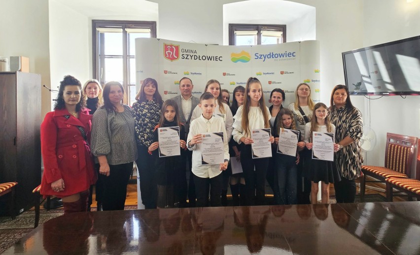 Uczniowie z gminy Szydłowiec otrzymali Stypendia Burmistrza....