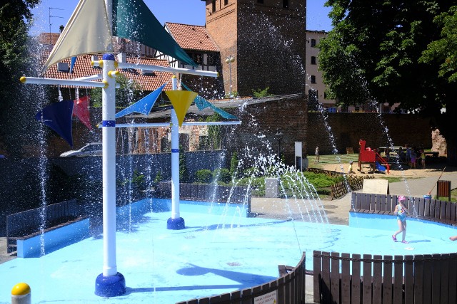 Dzieci mogą ochłodzić na wodnym placu zabaw w Piernikowym Miasteczku przy ul. Podmurnej