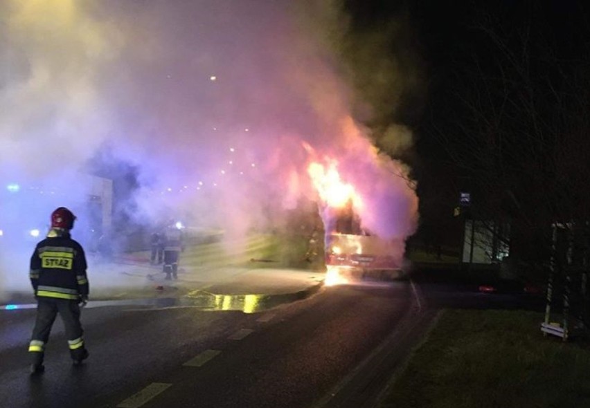 Ogień objął tylną część autobusu.