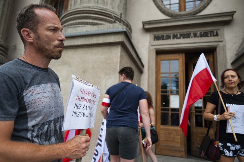 Pikieta została zorganizowana przed gmachem AGH przy Alejach...