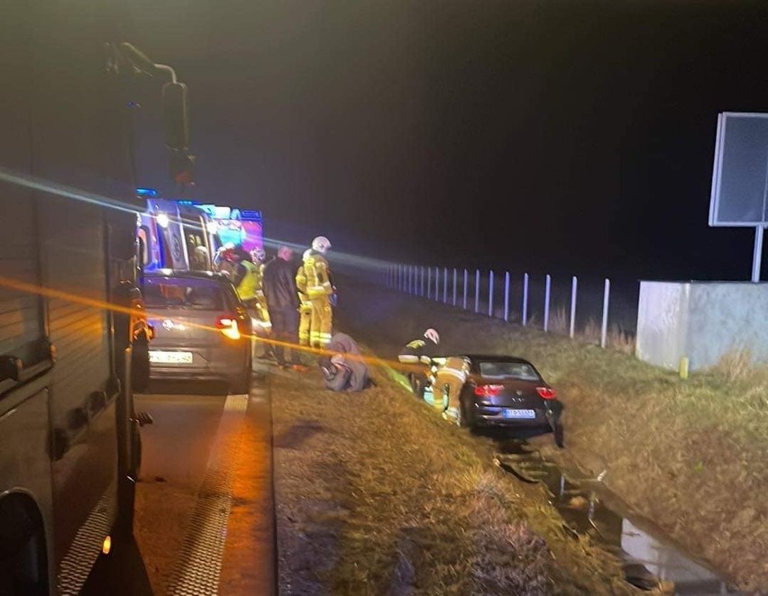 Wypadek w Markowszczyźnie. BMW zderzyło się z łosiem, potem do rowu wpadł seat. Trzy osoby trafiły do szpitala