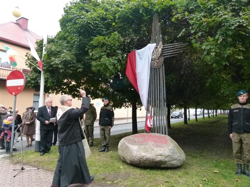 Pomnik Żołnierzy Wyklętych w Zduńskiej Woli odsłonięty [ZDJĘCIA]
