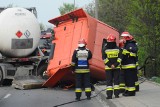 Kraków. Wypadek na ulicy Nowohuckiej. Cysterna przewróciła się i zablokowała drogę