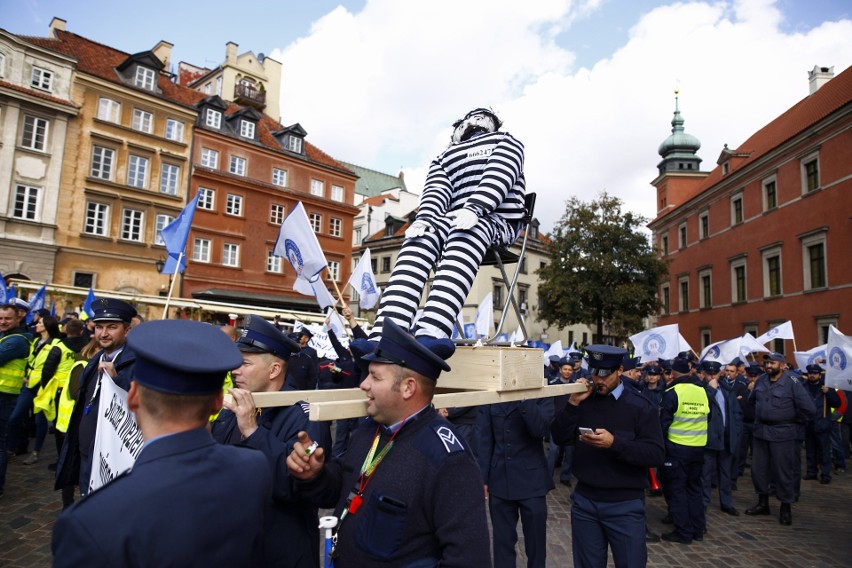 Protest policjantów w Warszawie. Mundurowi domagają się...