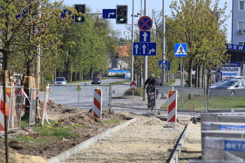 Budowa nowej drogi rowerowej wzdłuż alei Karkonoskiej we...