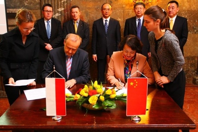 Podpisano kolejne umowy: o współpracy w kulturze (w Shenzhen odbywają się największe w Chinach targi kulturalne), między UAM a uniwersytetem w Shenhzen oraz między firmą BGI i poznańskim centrum Neomedica.