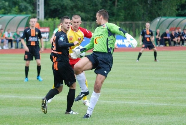 Dawid Żak (z lewej) zadebiutował wczoraj w barwach KSZO. W 60 minucie był bliski pokonania Piotra Misztala, ale piłka trafiła w poprzeczkę.