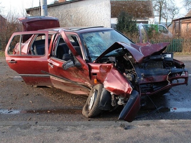 Zniszczony volkswagen. Autem jechało pięć osób.