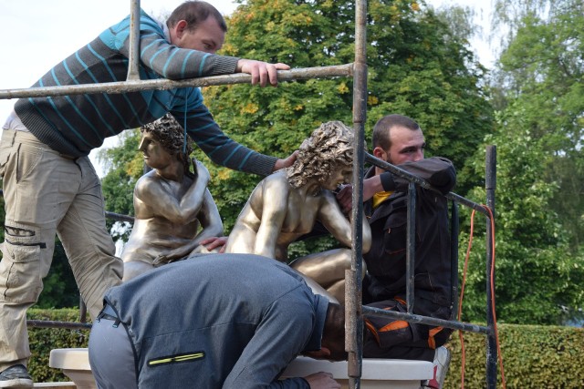 Rzeźby mitycznej Dafne stanęły w środę na szczycie odnowionej fontanny w szczecineckim parku. To projekt autorstwa szczecineckiej rzeźbiarki Katarzyny Lipeckiej. Rzeźby stanęły w park róż, w okolicach rzeczki – mówi Mateusz Ludewicz, rzecznik prasowy ratusza w Szczecinku. Rzeźba kosztowała 90 tysięcy zł. Zgodnie z założeniem postacią uwiecznioną w kamieniu i brązie jest Dafne, nimfa znana z mitologii starożytnych Greków. Jest symbolem niedostępnej miłości, bo boski ojciec na jej prośbę zamienił ją w drzewo, gdy nie mogła znieść zalotów zakochanego Apolla. Nimfa inspirowała w przeszłości artystów, nie tylko rzeźbiarzy i malarzy, ale i kompozytorów. Według jednej z legend miejskich niemiecki kompozytor Ryszard Strauss miał gościć w Szczecinku latem 1934 roku i „pod wpływem srebrzystego światła latarni gazowej odbijającego się w falach Niezdobnej” – jak to opisał Jerzy Dudź – skomponował jednoaktową operę „Daphne”. Katarzyna Lipecka studiowała w Akademii Sztuk Pięknych w Krakowie na Wydziale Malarstwa Sztalugowego w pracowni profesor Teresy Kotkowskiej-Rzepeckiej. W 2009 roku zrobiła aneks z rzeźby u profesora Józefa Murzyna.  W roku 2015 roku rzeźba ,,Ananke” została przyjęta do European Museum of Modern Art w Barcelonie. Jej prace można też zobaczyć w zbiorach Muzeum Narodowego w Gdańsku oraz w Miejskiej Galerii Sztuki w Częstochowie.Zgodnie z zamysłem artystki zupełnie nowa fontanna nawiązuje do stylu secesyjnego. Katarzyna Lipecka przebywała na obycie twórczym w Centrum Rzeźby Polskiej w Orońsku, gdzie stworzyła w glinie postać Dafne, którą następnie odlano w brązie. Oczywiście, sama fontanna musiała być wcześniej zmodernizowana – nieckę wyłożono granitem, postument w piaskowcu z Kielecczyzny wykonał kamieniarz Wiktor Kwapisiewicz. Z piaskowca jest także postument i misa na szczycie. Całość będą podświetlać reflektory. 