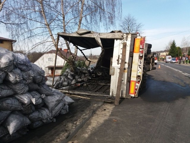 Policjanci pracują na miejscu wypadku, do którego doszło dziś rano w Skołyszynie. Samochód ciężarowy zderzył się z osobowym. Ranny został kierowca samochodu osobowego. Ciężarówka, która przewoziła węgiel drzewny, przewróciła się na bok, a ładunek rozsypał się poza jezdnię. Aktualnie ruch w tym miejscu odbywa się wahadłowo.POPULARNE NA NOWINY24:Internetowy lincz na dziewczynie z Rzeszowa