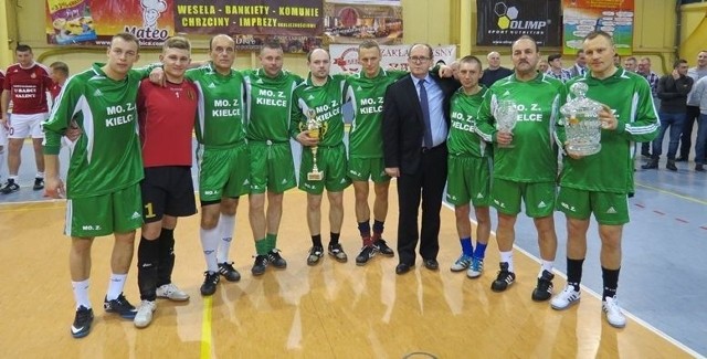Zwycięska ekipa MOZ Kielce podczas turnieju w Dębicy.