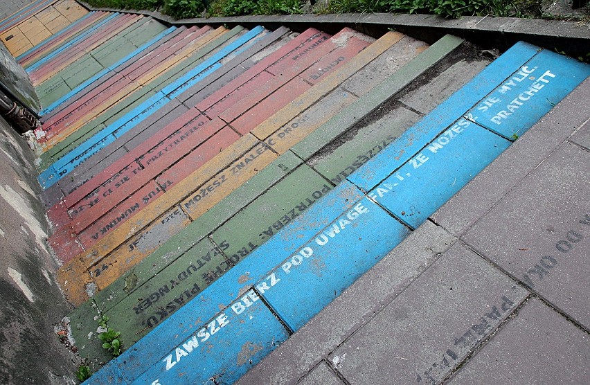 Nietypowe miejsca w Krakowie. Kolorowe schody w Podgórzu [ZDJĘCIA]