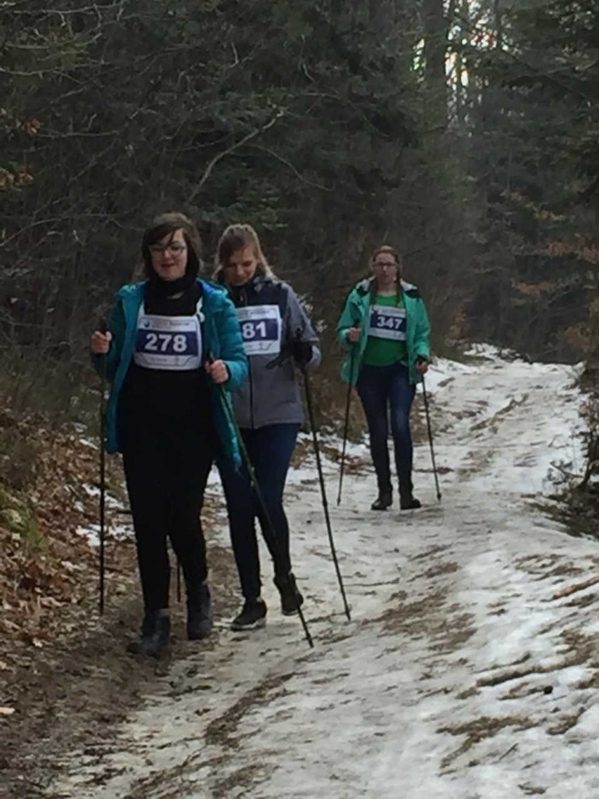 Dziewczęta z „Elektryka” w Nowym Sączu rywalizowały w Dzień Kobiet w I  Mistrzostwach Szkoły w Nordic Walking