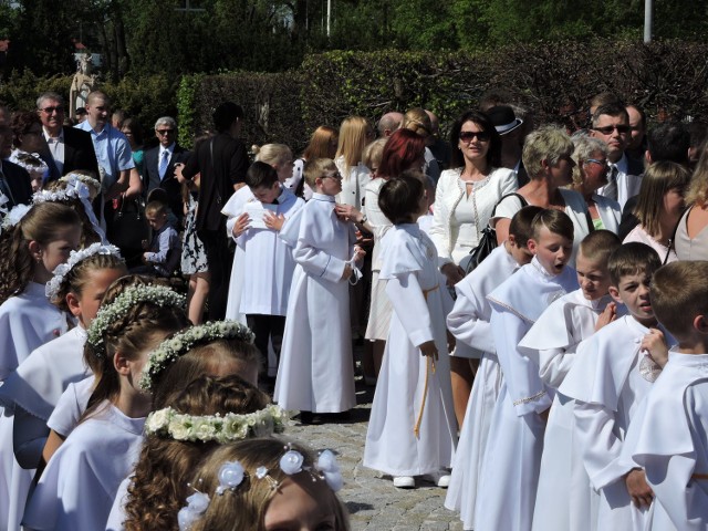 Dzieci z parafii przyjmują pierwszą komunię razem, w jednej grupie