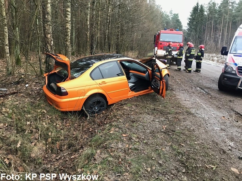 Leszczydół-Nowiny: wypadek BMW. Kierowca uderzył w drzewo, zabrała go karetka