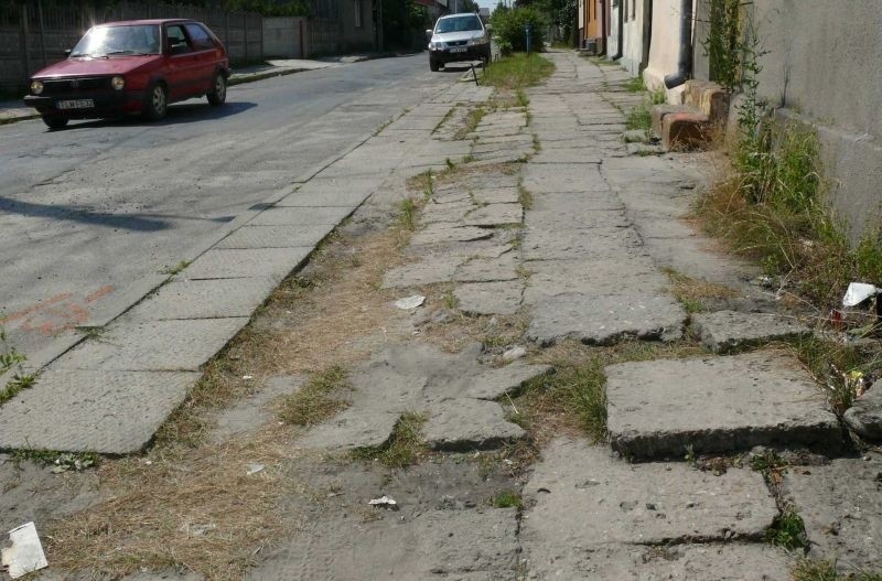 Tak wyglądają chodniki na ulicy Przedborskiej – drodze...