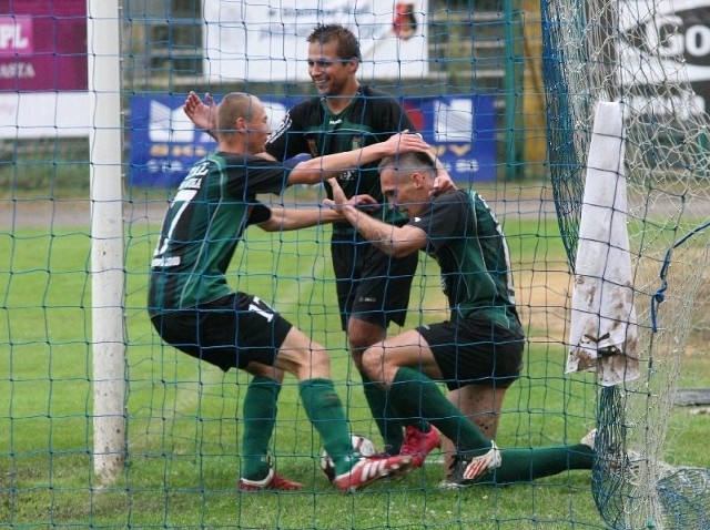 Tak cieszyli się piłkarze Stali Stalowa Wola z pierwszej bramki zdobytej w meczu ze Stalą Mielec, od lewej: Mateusz Argasiński, Damian Juda, Tomasz Płonka.
