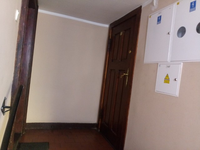 Toaleta, w której zamontowana była kamera, zamykana jest na klucz, który mają jedynie pracownicy urzędu. Pomieszczenie jest niewielkie, wciśnięte pod schodami. Zlew, pod którym była kamera, znajduje się na przeciwko ubikacji.