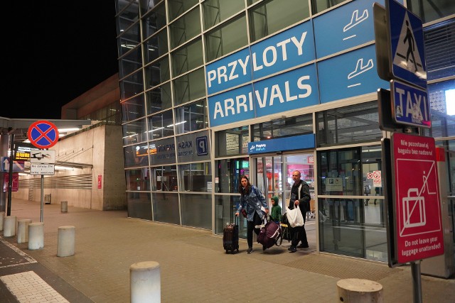 We wtorek wieczorem na poznańskie lotnisko Ławica wrócili wczasowicze, którzy wypoczywalina Teneryfie. Mimo zakazów lotów z i do Polski (z powodu koronawirusa), samolot czarterowy mógł wylądować w Poznaniu