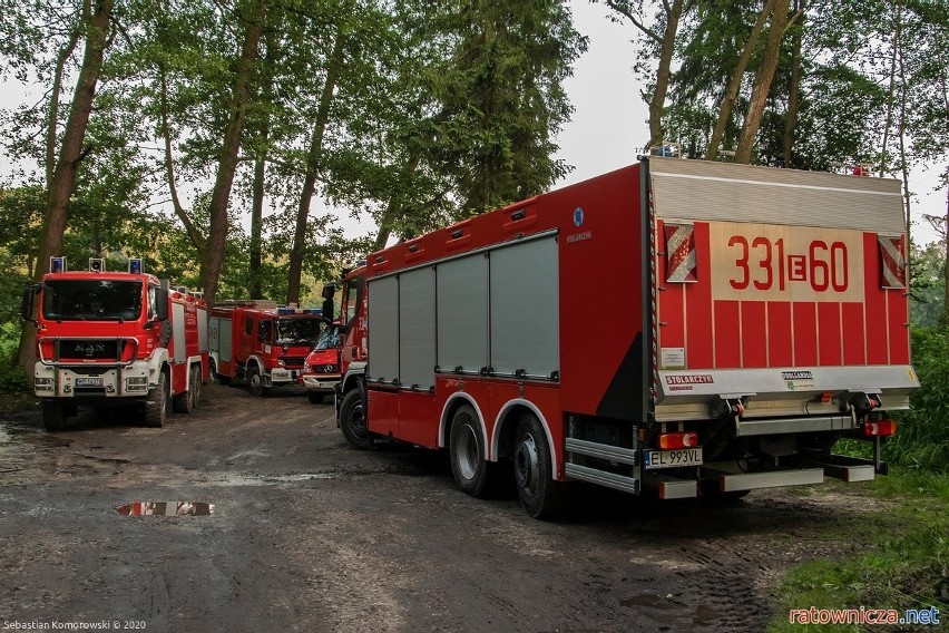 Akcja strażaków na Mrodze w Rogowie - usuwają z wody wielką plamę ropy