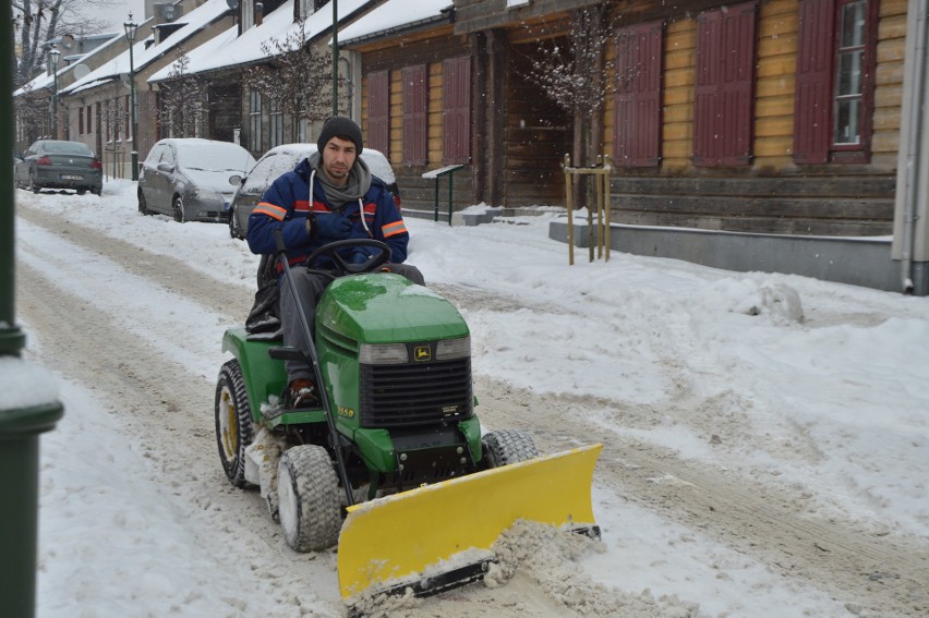 Służby miejskie pracowały bez ustanku...