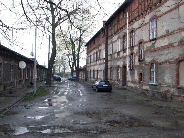 Drogi i chodniki na os. Żarków są bardzo zniszczone.