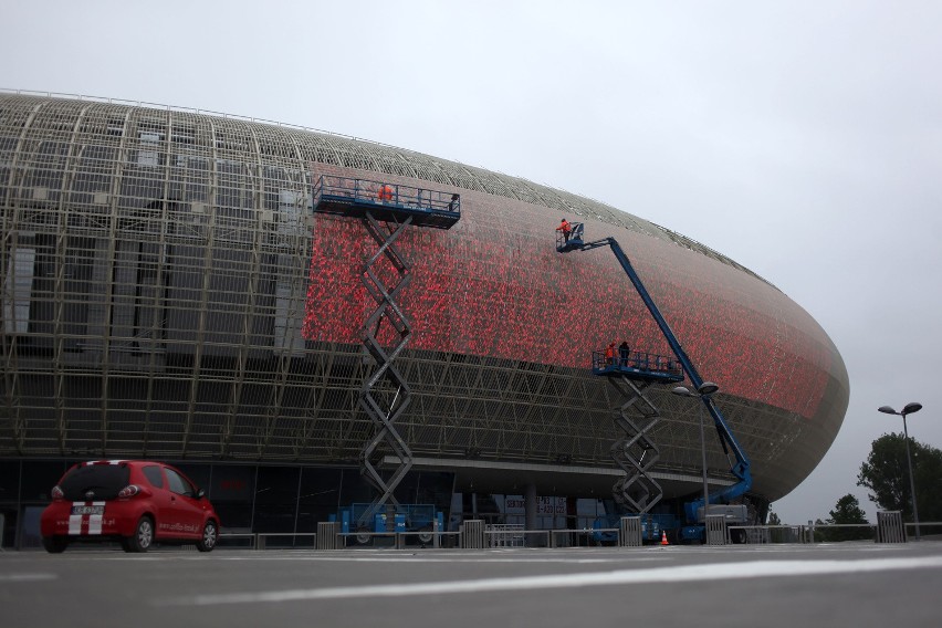 Budowa ekranu LED na elewacji Kraków Arena [ZDJĘCIA]