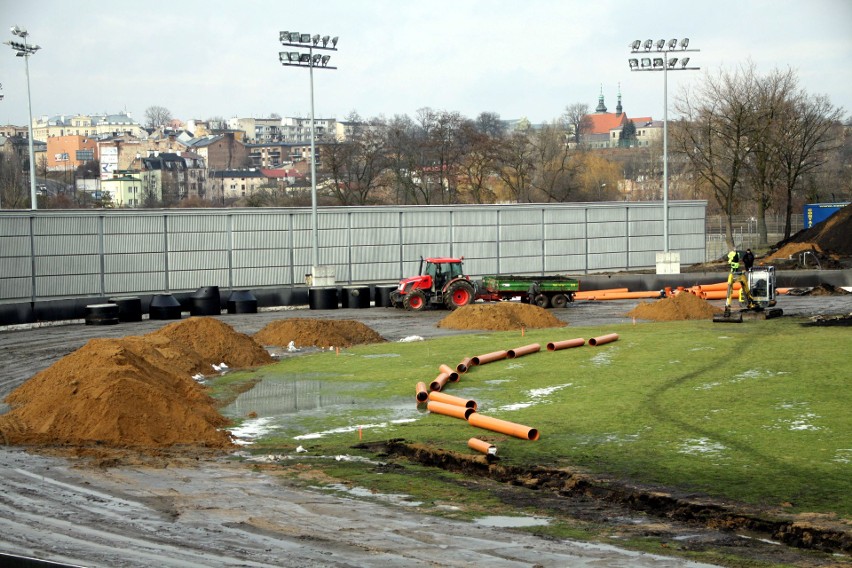 Stadion żużlowy na razie rozkopany. Trwają remonty (ZDJĘCIA)