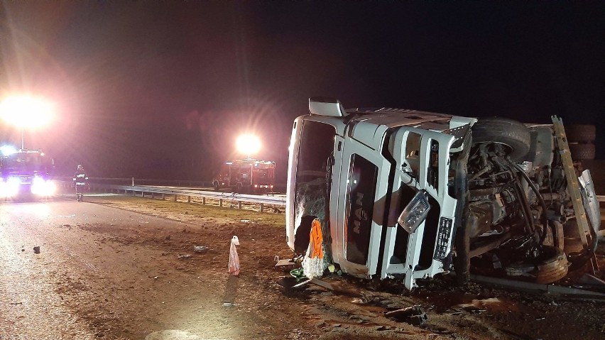 Wypadek na S5 w Śmiglu. Przewrócił się tir, który przewoził banany [ZDJĘCIA]