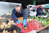 Koronawirus. Targowiska na Pomorzu wracają do życia. Zasady bezpieczeństwa nadal obowiązują [ZDJĘCIA]