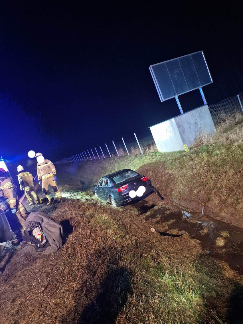 Wypadek w Markowszczyźnie. BMW zderzyło się z łosiem, potem do rowu wpadł seat. Trzy osoby trafiły do szpitala