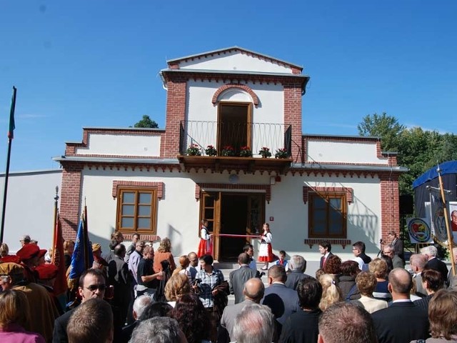 W 2011 roku uroczyście otwarto dworek Kozłowieckich w Hucie Komorowskiej, gdzie zgromadzono pamiątki po kardynale A.Kozłowieckim. W pobliżu tego muzeum ma powstać centrum kultury afrykańskiej.