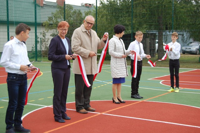 Budowę boiska wielofunkcyjnego przy SP w Turze zakończono latem, ale oficjalnie otwarto w sobotę, podczas jubileuszu w szkoły.