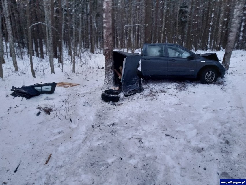 Auto uderzyło w drzewo i rozpadło się na pół