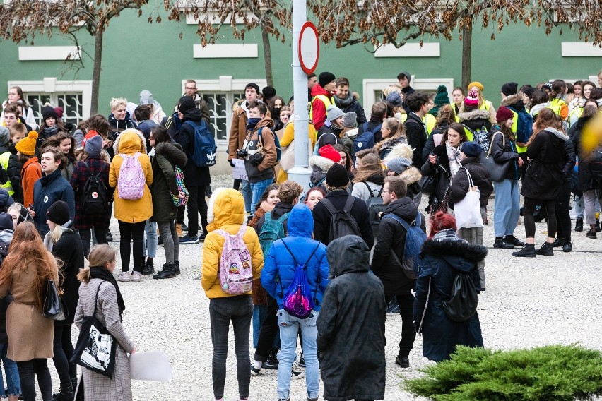 Młodzieżowy Strajk Klimatyczny 2019 w Szczecinie. Uczniowie przeszli przez miasto i wręczyli petycję wojewodzie [WIDEO, ZDJĘCIA]