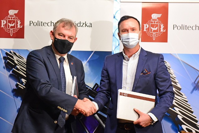 Rektor PŁ prof. Krzysztof Jóźwik i prezes Marek Gajewski, HackerU Polska podpisali umowę o współpracy.