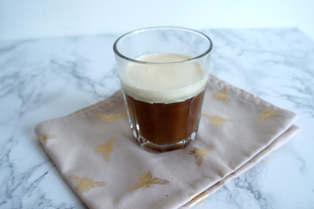 Kawa z koglem-moglem to pyszny deser dla miłośników słodkości. Kliknij w obrazek, aby zobaczyć składniki.