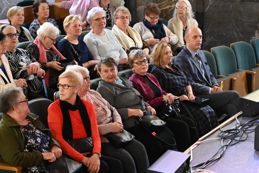 Powiatowy Dzień Babci i Dziadka Osób Starszych i Samotnych z biskupem Marianem Florczykiem odbył się w Wojewódzkim Domu Kultury w Kielcach