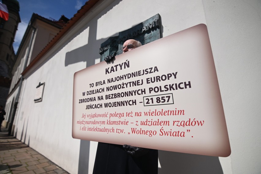 Uroczystości pod Krzyżem Katyńskim na pl. o. Studzińskiego.