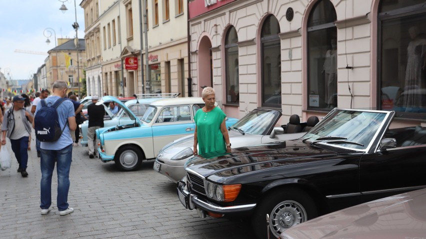 CK Motors Expo 2023. Wystawa aut stowarzyszenia "Kieleckie Klasyki" na ulicy Sienkiewicza. Zdjęcia