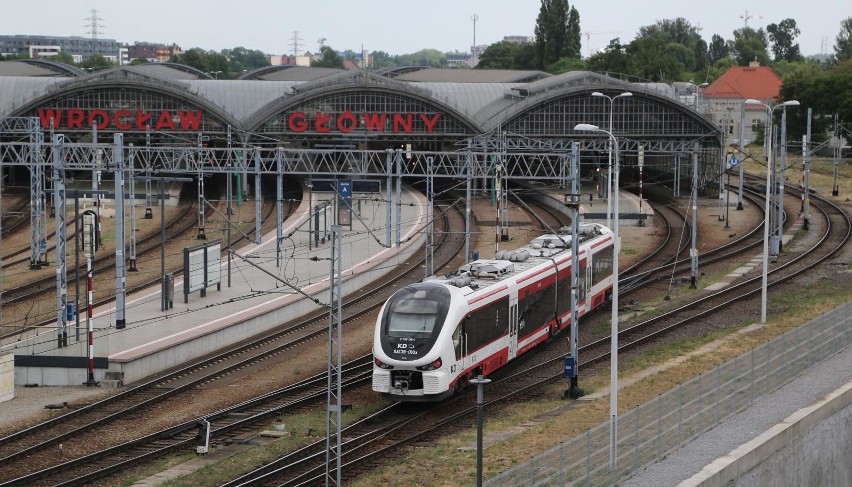 Spółka kolejowa remontuje tory na linii Wrocław Główny –...