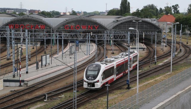 Spółka kolejowa remontuje tory na linii Wrocław Główny – Międzylesie. Na dwóch odcinkach wymieniane są tory, podkłady i podsypka. Prace potrwają jeszcze kilka tygodni, a PKP PLK zapewnia, że remonty nie wpływają na opóźnienia pociągów, a ich przeprowadzenie pozwoli utrzymać dotychczasową prędkość przejazdów.SPRAWDŹ SZCZEGÓŁY NA KOLEJNYCH SLAJDACH