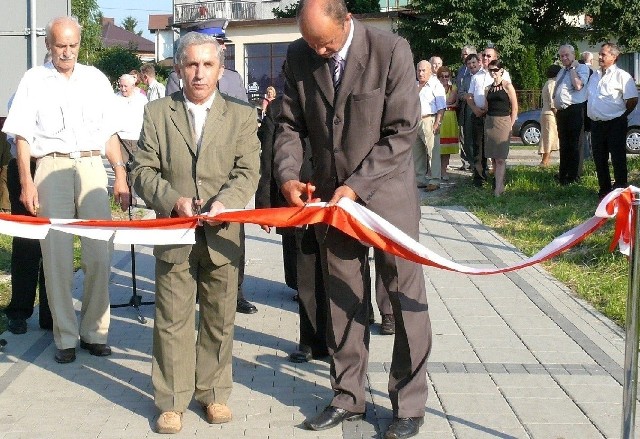 Biało-czerwoną wstęgę na uroczystym otwarciu alei generała "Tysiąca" przecięli liderzy kazimierskich władz samorządowych - burmistrz Adam Bodzioch (z lewej) i Krzysztof Magnes, przewodniczący Rady Miejskiej.