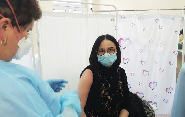 Szczepienie w szpitalu w Strzelcach Opolskich przebiega bardzo sprawnie. Placówka może zaszczepić nawet ok. 150 osób dziennie.
