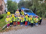 Mysłowiccy policjanci wraz z dziećmi z przedszkola numer 12 zarażali uśmiechem kierowców 
