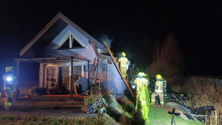 31 strażaków gasiło pożar domu w Łapczynie