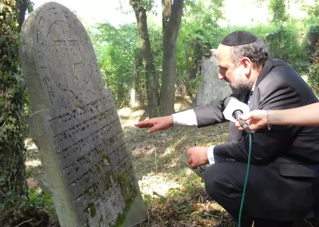 Naczelny rabin Polski Michael Schudrich odczytał kilka napisów na nagrobkach pochodzących z XVIII wieku.